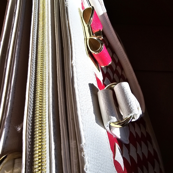 Betsey Johnson Unbeweavable Satchel white and fushia - Picture 15 of 16